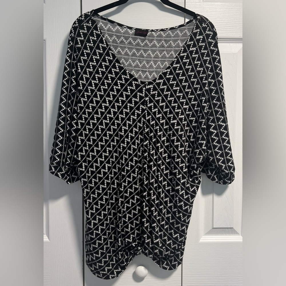 Women's Shiela Rose Zig Zag Pattern Short Sleeved Top